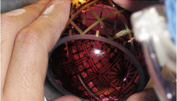 【骨壷】江戸切子S　職人の手元