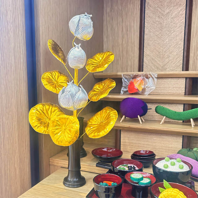 お仏壇や盆棚に飾った盆花（銀蓮3輪）の設置例・お供えイメージ