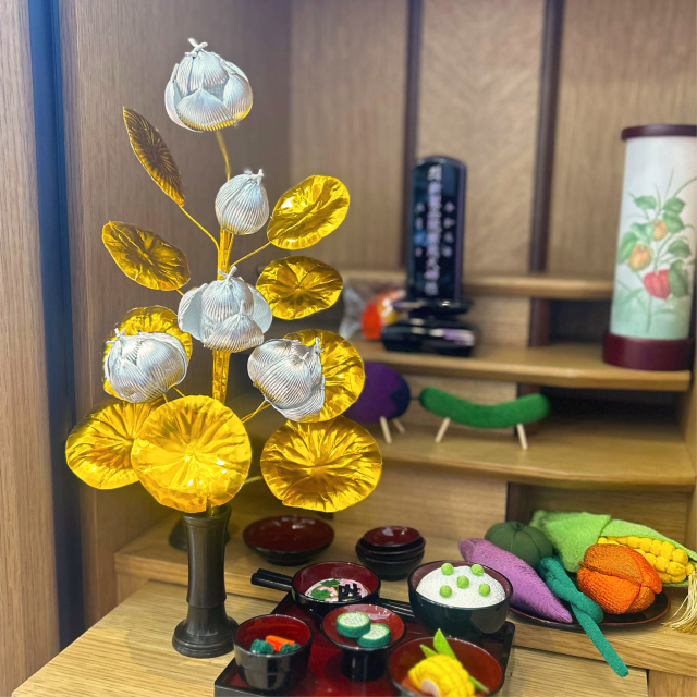 お仏壇や盆棚に飾った盆花（銀蓮5輪）の設置例・お供えイメージ