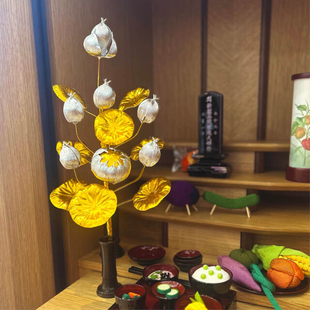 お仏壇や盆棚に飾った盆花（銀蓮7輪）の設置例・お供えイメージ